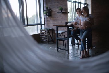 Hamilelik adam kadın ev konforu/gebelik Doğum kavramı, büyük göbek, Aile, aşk ve bakım