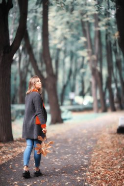 sonbahar manzarası, bir kız parkta yürüyor/sarı yaprakları, sonbahar Parkı, yalnız bir kız sonbahar parkında dinleniyor