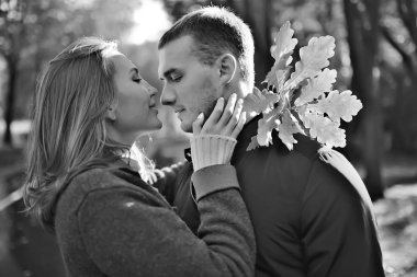 Sonbahar parkında Park/gerfrend ve erkek arkadaşı sarılmak insanlarla sonbahar manzara, sonbahar görünümü kişi