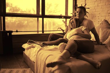 samimi bir ev ortamında büyük bir göbek ile konsept aile gebelik ev konforu/kocası ve hamile eşi