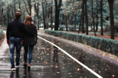 sonbahar manzarası, sonbahar ağaçlarının arka planda parkta insanlar/güzel sonbahar kavramı hava düşüşü