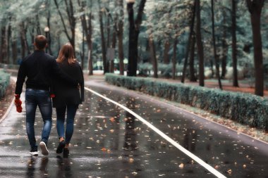 sonbahar manzarası, sonbahar ağaçlarının arka planda parkta insanlar/güzel sonbahar kavramı hava düşüşü