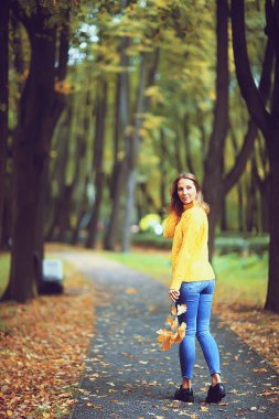 sonbahar manzarası, bir kız parkta yürüyor/sarı yaprakları, sonbahar Parkı, yalnız bir kız sonbahar parkında dinleniyor