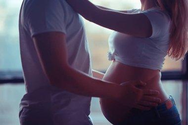 samimi bir ev ortamında büyük bir göbek ile konsept aile gebelik ev konforu/kocası ve hamile eşi