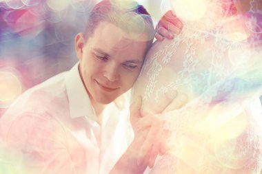 gebelik kavramı Doğum ve aşk/adam ve kadın, büyük göbek, bir kalp şeklinde eller, gebelik ve aşk sembolü