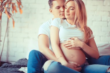 gebelik kavramı Doğum ve aşk/adam ve kadın, büyük göbek, bir kalp şeklinde eller, gebelik ve aşk sembolü