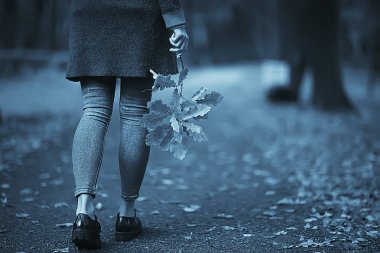 sonbahar manzarası, sonbahar ağaçlarının arka planda parkta insanlar/güzel sonbahar kavramı hava düşüşü