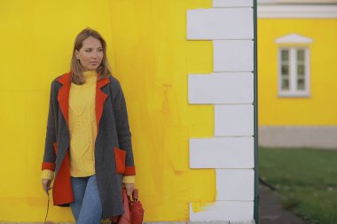 portre sonbahar kadın 20-25 yıl eski/sonbahar parkta yürümek, sonbahar dinlenme