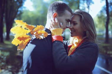 Yaprak Sonbahar Sonbahar/Park, konsept sonbahar melankolik Mood yürüyüş tek bir kız elinde sarı yaprakları düşmüş