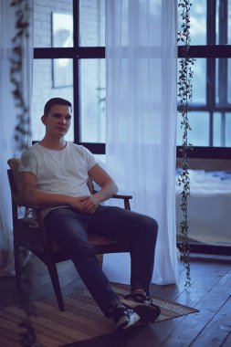 rahat bir ev sandalyede dinlenme bir sandalye/kavramı evde adam