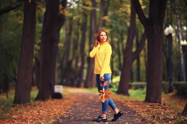 Yaprak Sonbahar Sonbahar/Park, konsept sonbahar melankolik Mood yürüyüş tek bir kız elinde sarı yaprakları düşmüş