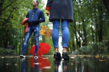 sonbahar manzarası, sonbahar ağaçlarının arka planda parkta insanlar/güzel sonbahar kavramı hava düşüşü