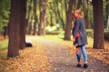 Yaprak Sonbahar Sonbahar/Park, konsept sonbahar melankolik Mood yürüyüş tek bir kız elinde sarı yaprakları düşmüş