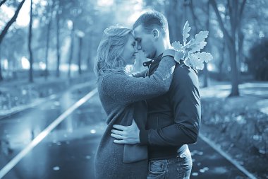 Sonbahar parkında Park/gerfrend ve erkek arkadaşı sarılmak insanlarla sonbahar manzara, sonbahar görünümü kişi