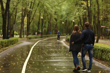 sonbahar manzarası, sonbahar ağaçlarının arka planda parkta insanlar/güzel sonbahar kavramı hava düşüşü