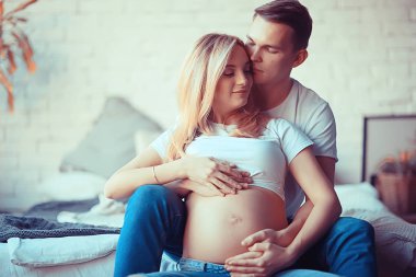 gebelik kavramı Doğum ve aşk/adam ve kadın, büyük göbek, bir kalp şeklinde eller, gebelik ve aşk sembolü