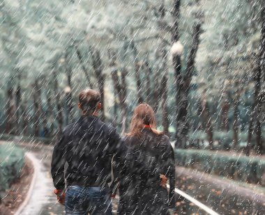 sonbahar manzarası, sonbahar ağaçlarının arka planda parkta insanlar/güzel sonbahar kavramı hava düşüşü