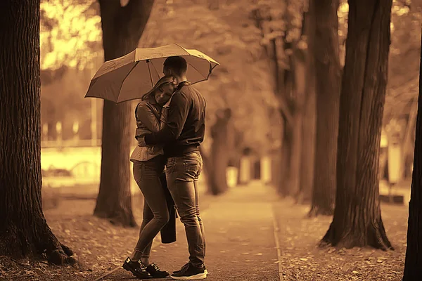 Duas Pessoas Sob Guarda Chuva Homem Uma Mulher Estão Andando — Fotografia de Stock