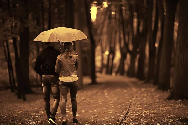 Lluvia Parque Otoño Joven Pareja Años Hombre Mujer Caminar Bajo —  Fotos de Stock