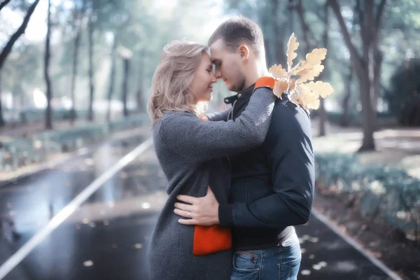 Paisaje Otoño Con Personas Parque Gerfrend Abrazo Novio Parque Otoño —  Fotos de Stock