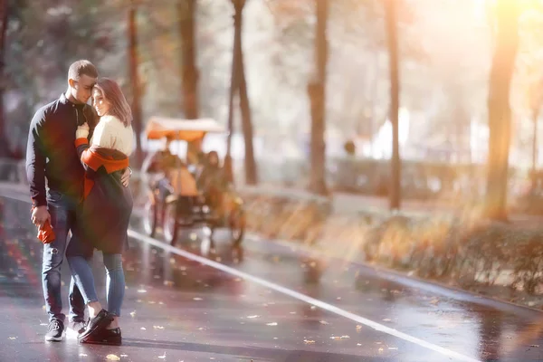 秋天公园里的阳光 一对恋爱中 年轻的男女正在散步 秋景的阳光公园 阳光的阳光 温暖的秋天背景 — 图库照片