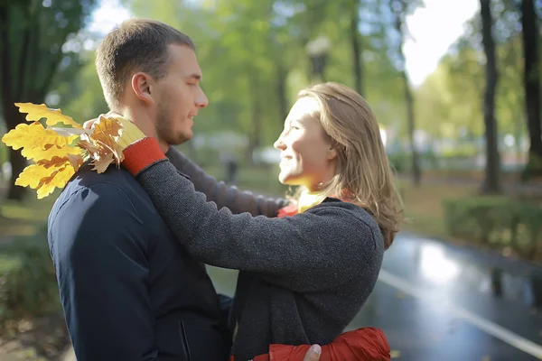 Sonbahar parkında Park/gerfrend ve erkek arkadaşı sarılmak insanlarla sonbahar manzara, sonbahar görünümü kişi