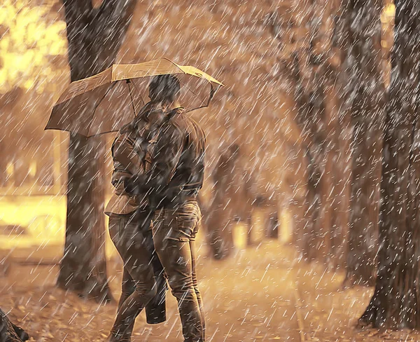 Дощ Осінньому Парку Молода Років Пара Чоловік Жінка Ходять Під — стокове фото