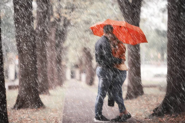 Lluvia Parque Otoño Joven Pareja Años Hombre Mujer Caminar Bajo — Foto de Stock