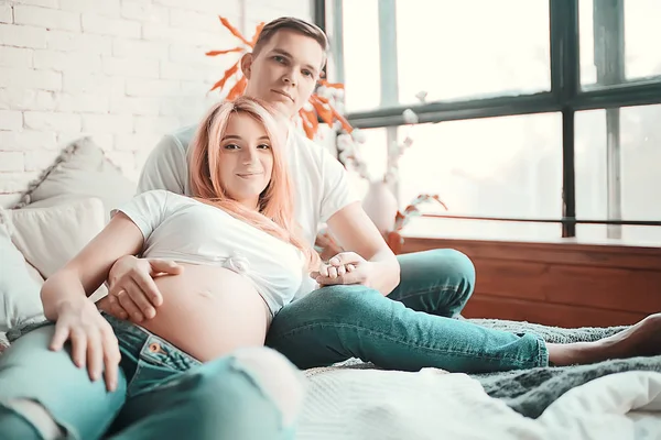 Concept Familie Zwangerschap Home Comfort Man Zwangere Vrouw Met Een — Stockfoto