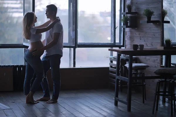 怀孕男妇女家庭舒适 怀孕分娩的概念 大肚子 爱和关心 — 图库照片
