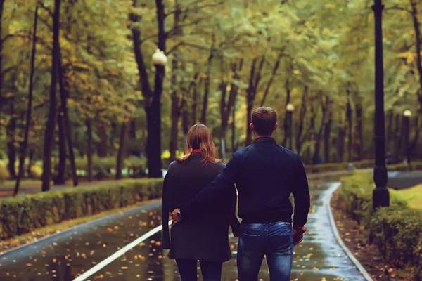 秋天风景与人在公园 Gerfrend 和男友拥抱在秋天公园 秋天看法人 — 图库照片