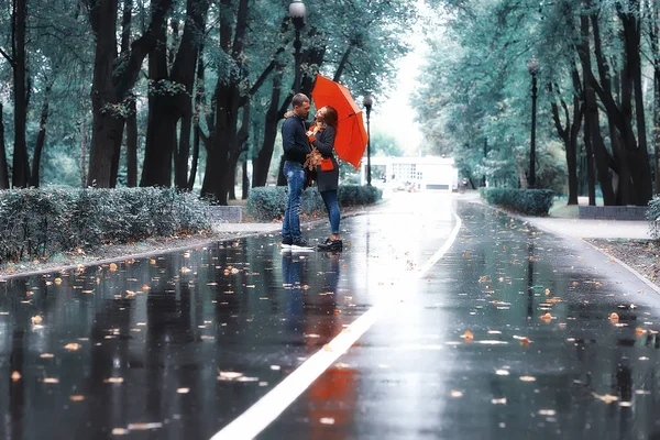 Lluvia Parque Otoño Joven Pareja Años Hombre Mujer Caminar Bajo — Foto de Stock