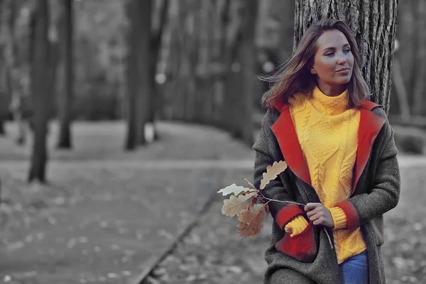 Ritratto Autunno Donna Anni Passeggiata Nel Parco Autunnale Riposo Autunno — Foto Stock