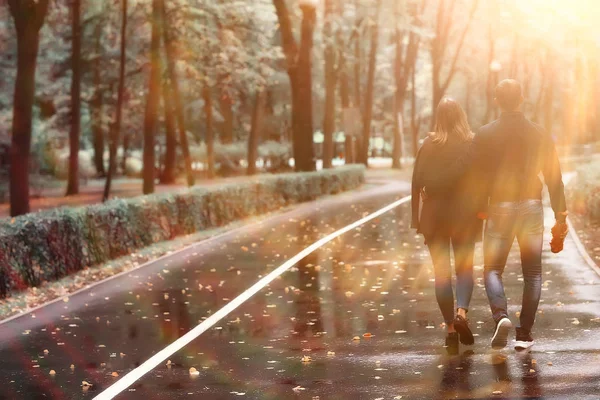 Sonnenstrahlen Herbstpark Verliebtes Paar Junger Mann Und Frau Spazieren Herbstblick — Stockfoto