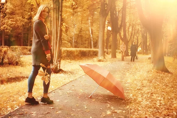 Jesienny Krajobraz Parku Dziewczyna Czerwonym Parasolem Koncepcja Jesienna Pogoda Deszcz — Zdjęcie stockowe