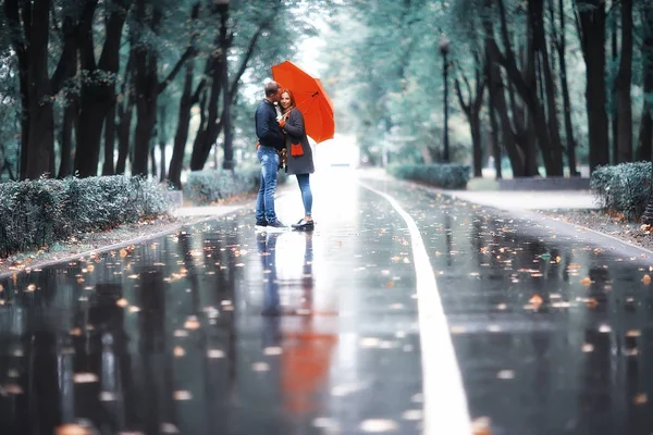 Due Persone Sotto Ombrello Uomo Una Donna Stanno Camminando Parco — Foto Stock