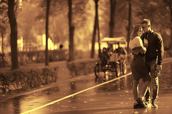 Sonbahar parkında Park/gerfrend ve erkek arkadaşı sarılmak insanlarla sonbahar manzara, sonbahar görünümü kişi