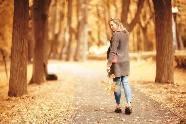 Sonbahar Manzarası Bir Kız Parkta Yürüyor Sarı Yaprakları Sonbahar Parkı — Stok fotoğraf