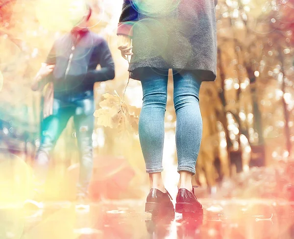 Podzimní Výhled Jedna Dívka Vejde Parku Žlutých Listů Podzimní Park — Stock fotografie