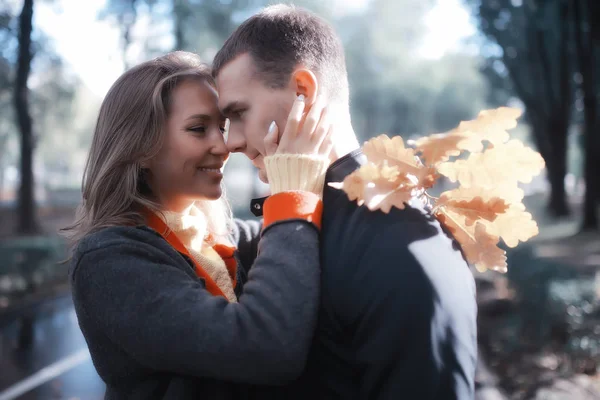 Paisaje Otoño Con Personas Parque Gerfrend Abrazo Novio Parque Otoño — Foto de Stock