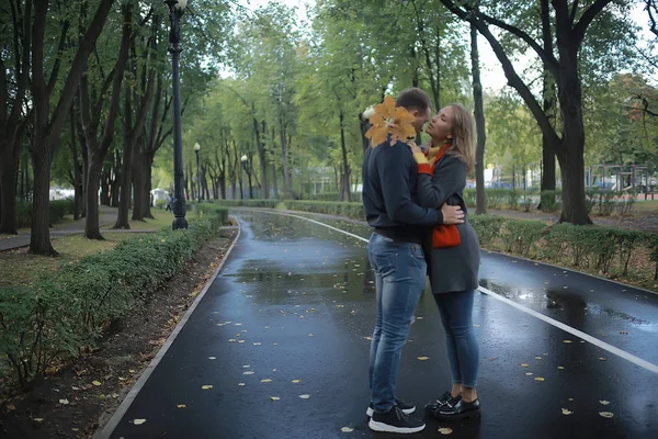 Herfst Landschap Met Mensen Het Park Gerfrend Vriendje Knuffel Herfst — Stockfoto