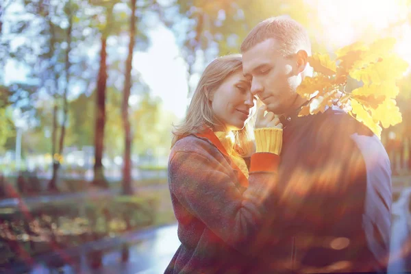 Raios Sol Parque Outono Casal Apaixonado Jovem Mulher Estão Andando — Fotografia de Stock