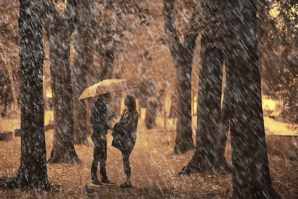 Chuva Parque Outono Jovem Anos Casal Homem Mulher Caminham Sob — Fotografia de Stock