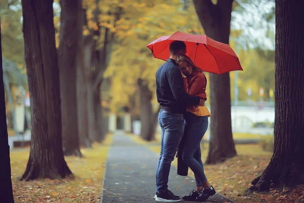 Lluvia Parque Otoño Joven Pareja Años Hombre Mujer Caminar Bajo — Foto de Stock