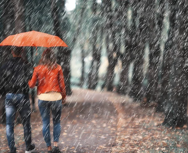 Pioggia Nel Parco Autunnale Giovane Coppia Anni Uomo Donna Camminano — Foto Stock