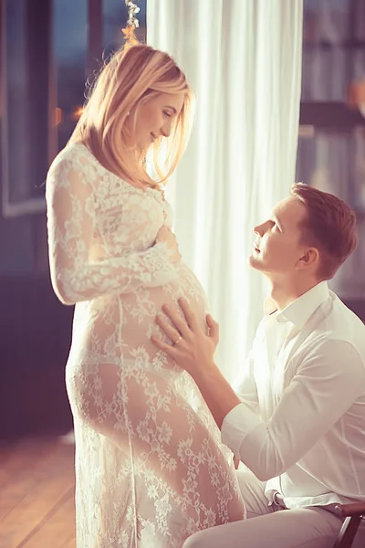妊娠の概念出産と愛 男と女 大きな腹 心の形の手 妊娠と愛の象徴 — ストック写真