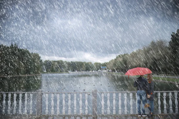 雨在秋天公园 年轻25岁夫妇在潮湿的雨天走在伞下 走十月恋人 — 图库照片