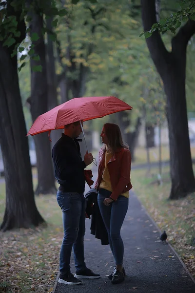 Pluie Dans Parc Automne Jeune Couple Ans Homme Femme Marcher — Photo