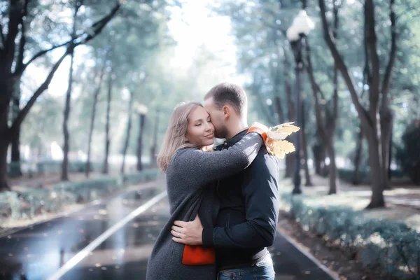 Autumn Landscape People Park Gerfrend Boyfriend Hug Autumn Park Fall — Stock Photo, Image