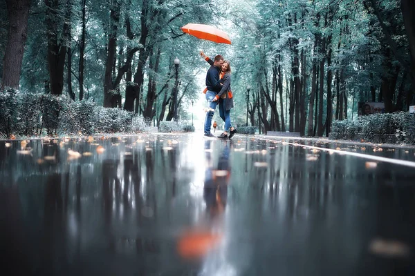 Lluvia Parque Otoño Joven Pareja Años Hombre Mujer Caminar Bajo — Foto de Stock